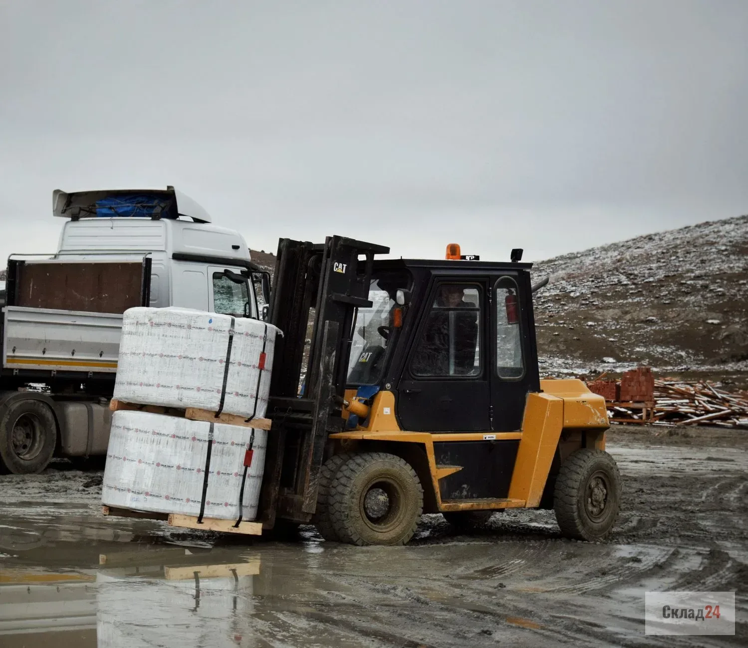 Ножничная рохля 1500 кг поднимает тяжёлый паллет на складе